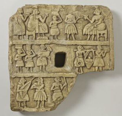 Placa. Diyala (Khafaje), Irak. Período dinástico arcaico II. Piedra | 20,4 × 20 × 4,2 cm. © Oriental Institute Museum, Chicago