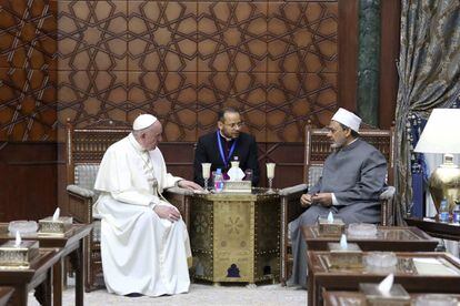 El jeque Ahmed al Tayeb conversa con el papa Francisco durante su reunión en la Universidad al-Azhar de El Cairo El papa Francisco y el papa copto Teodoro II firmaron hoy en El Cairo una declaración conjunta por la cual los fieles bautizados según cada rito no tendrán que volver a bautizarse si quieren unirse a la otra iglesia.