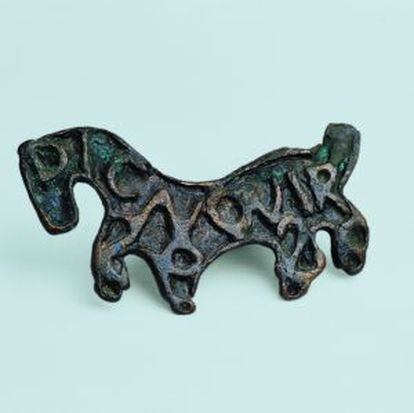 Anillo-sello de bronce con forma de caballo del siglo V.