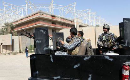 Fuerzas de seguridad vigilan la entrada de un complejo construido por una empresa de construcci&oacute;n turca, en un barrio chi&iacute; de Bagdad.