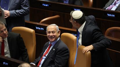 Benjamín Netanyahu (en el centro) sonríe a Itamar Ben-Gvir, el pasado 22 de febrero en el Parlamento israelí, en Jerusalén.