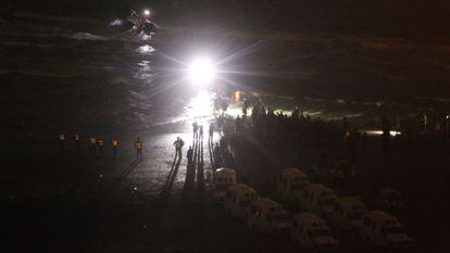 Furgones policiales en la costa de Alhucemas.