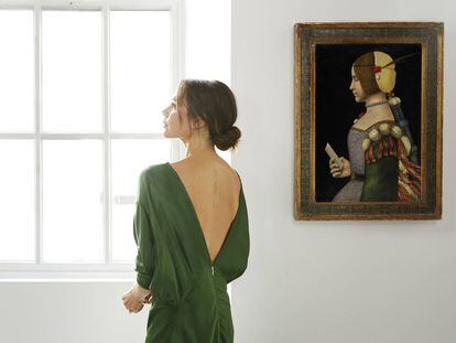 Victoria Beckham posa en su tienda ante un retrato pintado por el círculo de Leonardo da Vinci.
