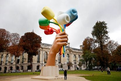 La obra 'Ramo de tulipanes' es un regalo de su autor, el artista Jeff Koons, a la ciudad de París como muestra de respeto hacia las víctimas del ataque terrorista en la sala Bataclan.