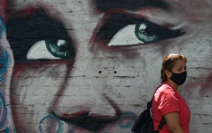 Una mujer usa una mascarilla en las calles de Cali, Colombia.