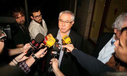 Lluís Miquel Pérez atén els mitjans després de declarar com a imputat.