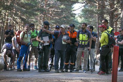 Efectivos y voluntarios organizan el dispositivo de búsqueda en la sierra madrileña.