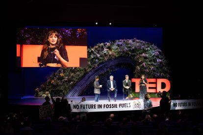 Protesta de activistas climáticos en una charla TED del consejero delegado de la petrolera Shell, Ben van Beurden (segundo por la izquierda), el pasado 14 de octubre en Edinburgo.