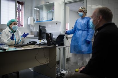Dos sanitarias atienden a un paciente en un centro de salud de Sabadell el pasado enero