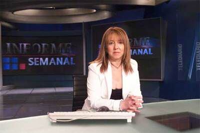 Alicia Gómez Montano, durante una de las emisiones de <i>Informe semanal,</i> el programa de TVE que dirige.