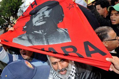Un grupo de manifestantes muestra una foto del Che Guevara en las protestas de Tánger del domingo.