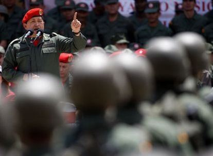 Chávez habla a los reservistas civiles en un acto celebrado en Caracas, en abril de 2009.