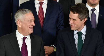 El ministro de Defensa brit&aacute;nico, Gravin Williamson (d), junto a su hom&oacute;logo estadounidense, este mi&eacute;rcoles en Bruselas.