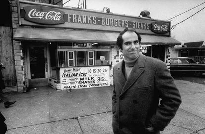 El escritor Philip Roth, delante de una de sus hamburgueserías favoritas en Newark, en diciembre de 1968.