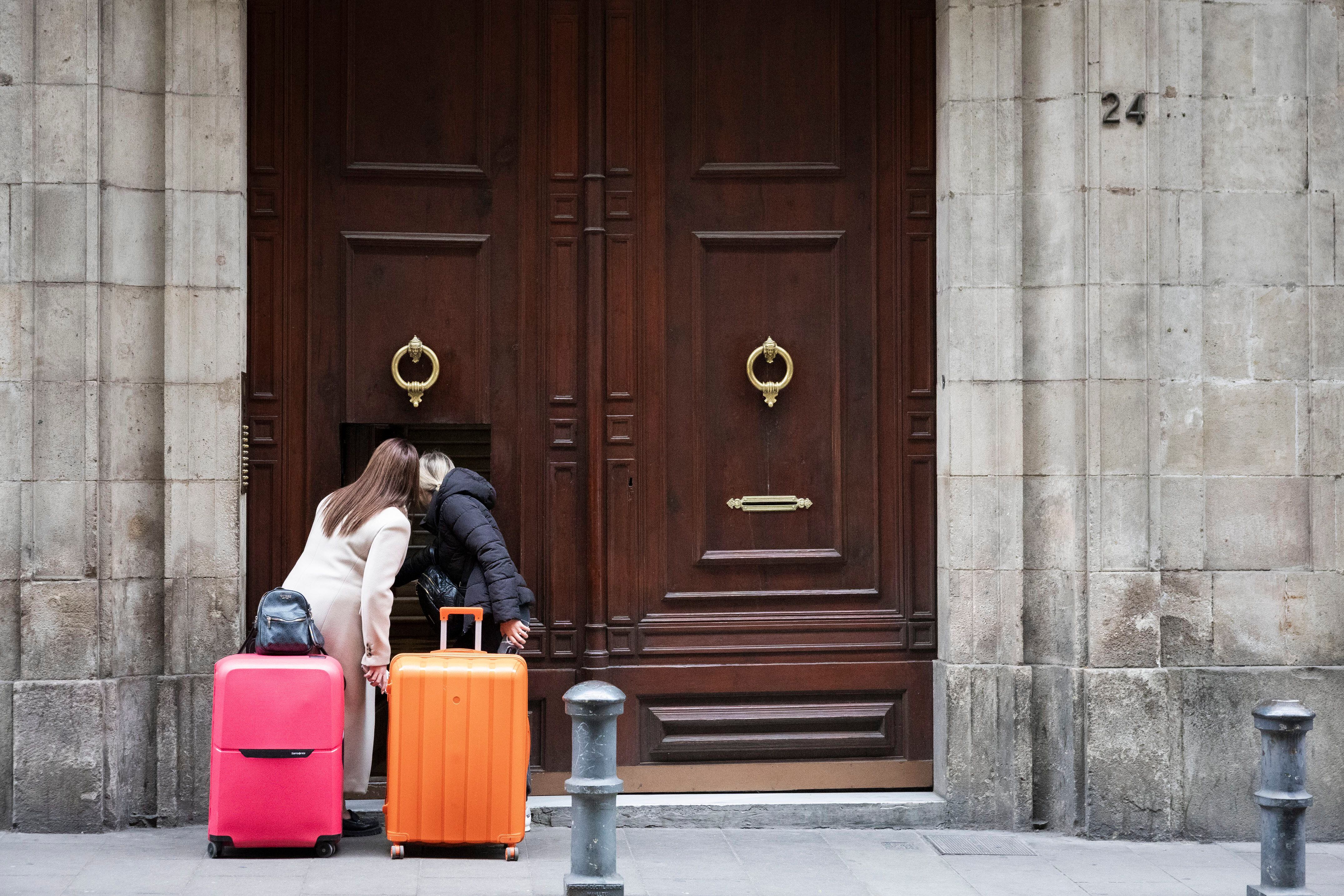 Turistas se asoman al interior de un bloque de pisos turísticos, en una imagen de archivo.