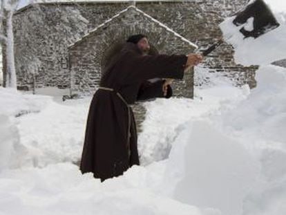 El franciscano José Quintela retira nieve del atrio del Santuario do Cebreiro.