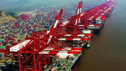Instalaciones de carga del puerto de Shanghái.