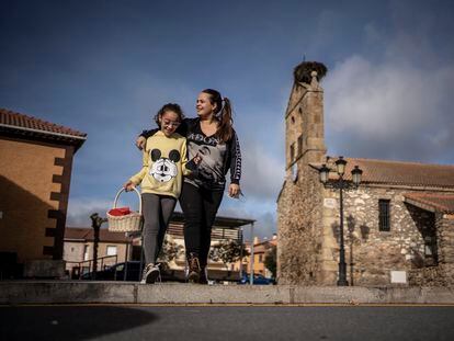 Patricia Fuentes se mudó a vivir al municipio madrileño de Serna del Monte junto con su novio y su perro. Ahora trabaja allí como animadora sociocultural.