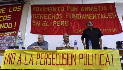 Diego Rayme (derecha), secretario general de Movadef, en una conferencia de prensa en Buenos Aires el pasado 27 de noviembre.