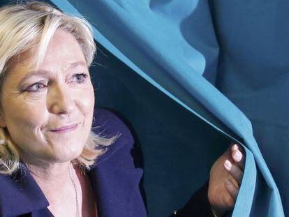 La l&iacute;der del Frente Nacional, Marine Le Pen, sale de una cabina de voto. 