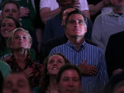 Romney, con su mujer Ann, el 6 de mayo en Boston.