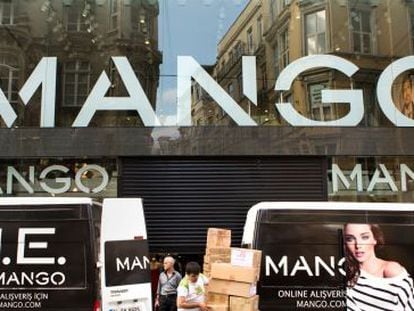 Un grupo de trabajadores descarga mercanc&iacute;a en Mango