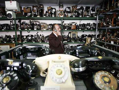 José Antonio Rodríguez, en su museo del teléfono antiguo de la calle de Arganzuela.