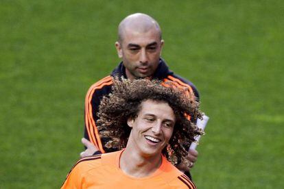 David Luiz ríe junto a su entrenador Roberto Di Matteo