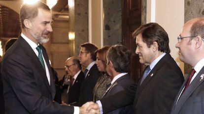 El Rey saluda al presidente del Principado de Asturias, Javier Fern&aacute;ndez.