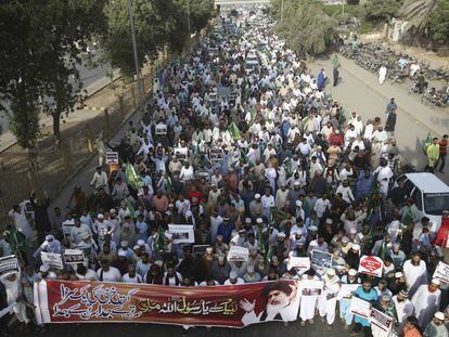 Seguidores del partido radical Tehreek-e-Labbaik se manifiestasn este viernes en Karachi, al sur de Pakistán.