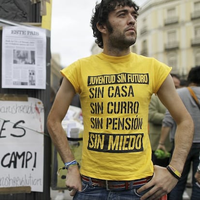 La Junta Electoral Central (JCE) declara ilegales los actos de protesta del 15-M. Tras seis horas de deliberación, cinco miembros se mostraron a favor de la prohibición, cuatro en contra y otro más se abstuvo. Las concentraciones no pueden celebrarse entre las cero horas del sábado, jornada de reflexión, y las 24 horas del domingo, fin de la jornada de votación de las elecciones autonómicas y municipales. Al Gobierno del presidente José Luis Rodríguez Zapatero le corresponde la complicada tarea de ejecutar la orden de desalojo. Los cientos de jóvenes reunidos en la Puerta del Sol de Madrid están dispuestos a mantener el pulso. "El mundo nos mira", dicen mientras muestran con orgullo fotocopias de la primera página de ‘The Washington Post’, con una imagen panorámica de la concentración de Madrid. #spanishrevolution se ha colado entre las tendencias mundiales en Twitter.