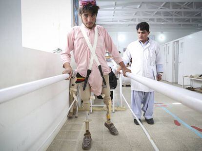 Un hombre aprende a caminar con sus piernas ortopédica en un centro de rehabilitación de la Cruz Roja en Afganistán.