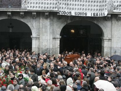 Funeral por el militante socialista Isaías Carrasco en Mondragón (Gipuzkoa), tras su asesinato a manos de ETA en 2008.