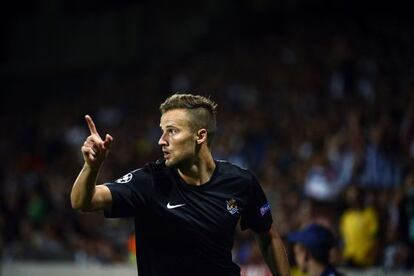 Seferovic celebra un gol con la Real Sociedad