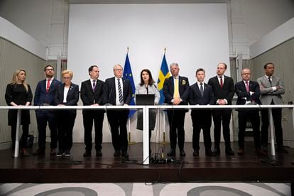 La ministra sueca de Exteriores, Ann Linde (centro) y el ministro de Defensa, Peter Hultqvist (a su izquierda), este viernes durante la rueda de prensa en la que han presentado el informe de seguridad.