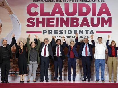 Claudia Sheinbaum y su equipo de precampaña, en Ciudad de México, el pasado 27 de noviembre.