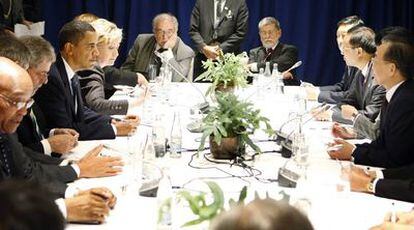 Barack Obama sentado con los presidentes de Suráfrica, Brasil, China e India en un encuentro multilateral en la Cumbre de Copenhague.