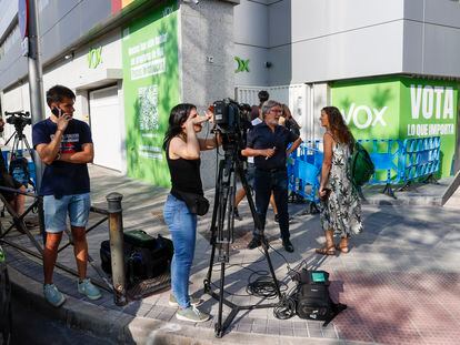 Periodistas de diversos medios de comunicación en la sede madrileña de Vox, este domingo, cuando faltaba poco más de una hora para el cierre de los colegios electorales.