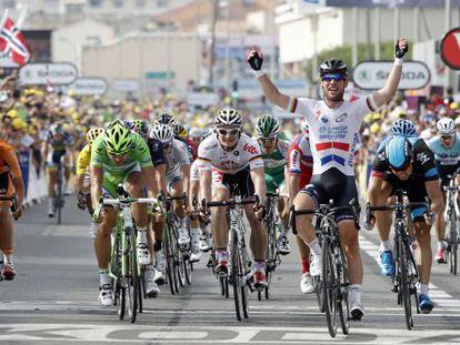 Cavendish gana la etapa al sprint.