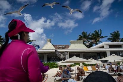 Turistas pasan el día en la playa del Mamita's Beach Club, en Playa del Carmen.