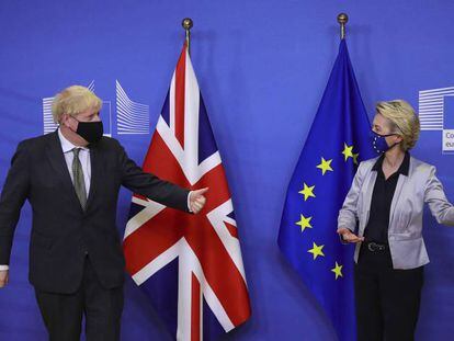 El primer ministro británico, Boris Johnson, junto a la presidenta de la Comisión Europea, Ursula von der Leyen, el pasado miércoles en Bruselas.