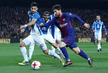 Marc Navarro ante Messi, en el partido de Copa en el Camp Nou.