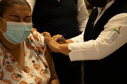 Vacunación de personal médico en Campeche, el primer Estado de México que reanudará las clases presenciales después de Semana Santa.