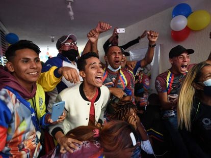 Familiares y amigos de Yulimar Rojas celebran el oro y el récord mundial de la atleta este domingo en su casa de Barcelona, en el Estado de Anzoátegui.