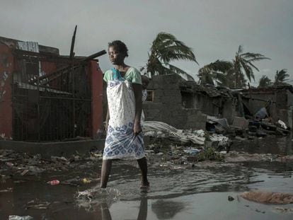 Una lugareña camina entre los destrozos tras el paso del ciclón Idai en la provincia de Sofala, en el centro de Mozambique, el pasado 17 de marzo.