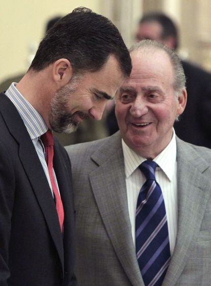 28 de febrero de 2011. El rey Don Juan Carlos, junto al Príncipe de Asturias, durante la ceremonia de los Premios Nacionales del Deporte, en el Palacio de El Pardo.
