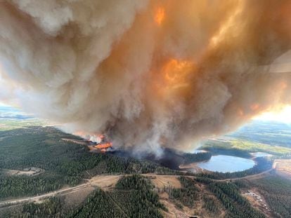 Una columna de humo de un incendio forestal en Lodgepole, Alberta (Canadá) el 4 de mayo 2023.