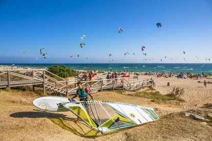 Surfistas y kitesurfistas en Valdevaqueros, en Tarifa (Cádiz).