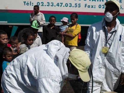 Tareas de desinfecci&oacute;n en Anosibe, uno de los barrios m&aacute;s insalubres de Antananarivo, la capital de Madagascar, a mediados de octubre.