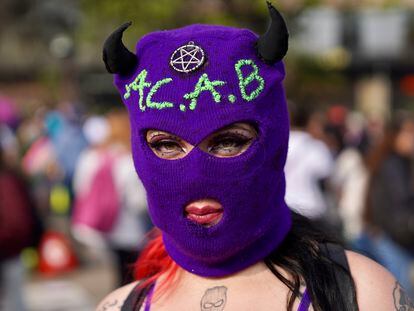 Mujeres participan en la marcha del 8 de marzo en Bogotá.